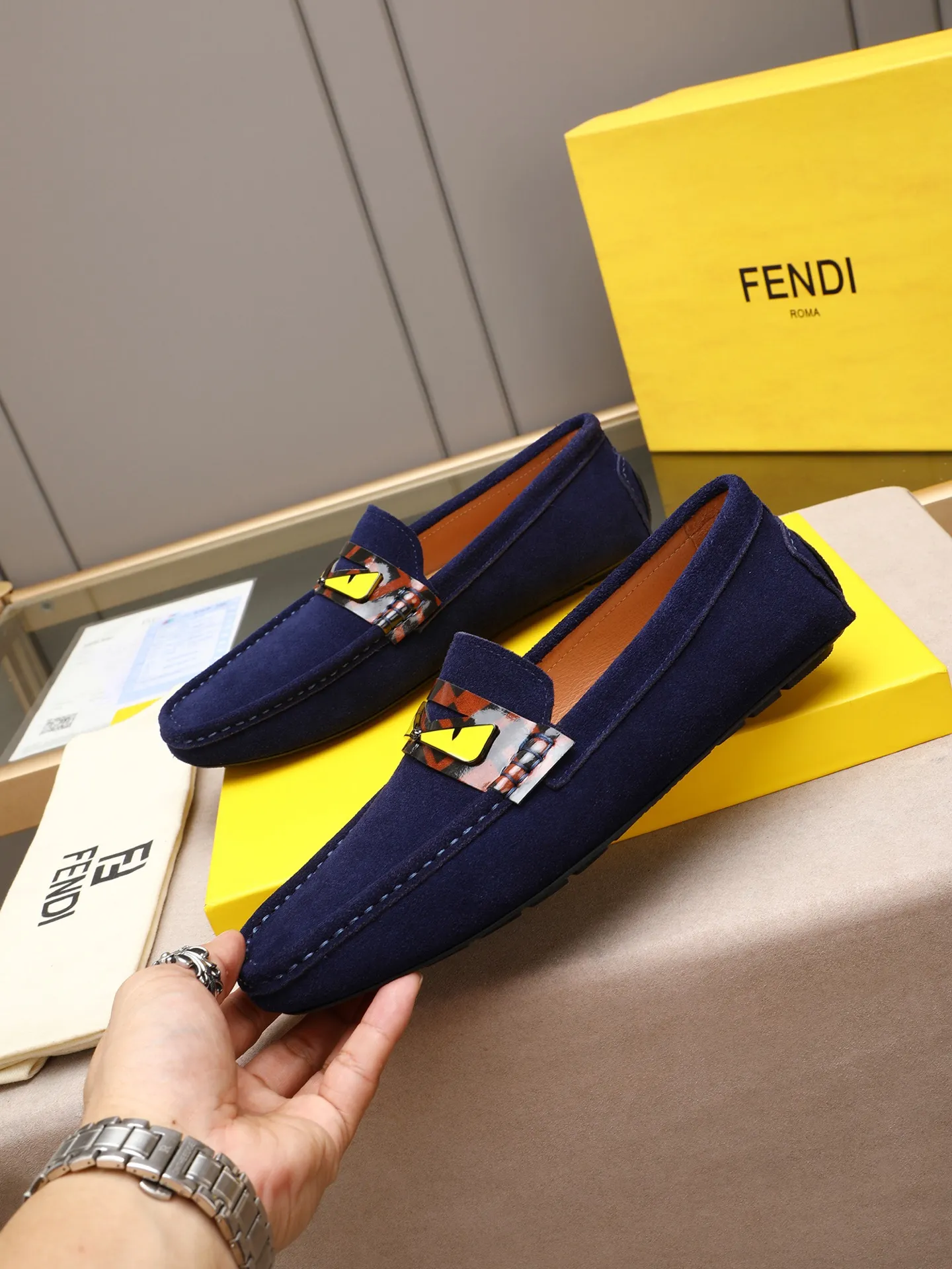 Men's shoes 💰400💰[FENDI] The little monster of Fendi F family, which is popular all over the world, is coming in a big way, the latest color, driving slip-on loafers, avant-garde and versatile fashion men's shoes, bun shoes, bean shoes👌👌👌 Private mold opening, 1:1 reproduction... The upper is made of first-layer cowhide, and the first-layer pigskin lining... is extremely comfortable, fashionable, simple, atmospheric and personalized [color] The side of the shoe is more refined, and the overall effect is handsome [ Turn in a circle][Turn in a circle]💭This hardware monster with eyes is not the popular version on the market🚳🚳Compared with the old model, it is more trendy, eye-catching and more classy🔰This summer, the little monster will subvert the old ideas and share the fashion with you🔱A must-have for fashionistas! Must keep it for yourself! Online outsole, high-end quality workmanship. Color: black, blue, white, red. Matching code: 38-44 (45 46 47 customized) (standard leather shoe size)